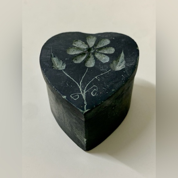 Vtg Hand Carved Soapstone Engraved Heart Shaped Lidded Relief Trinket Box - Picture 8 of 16